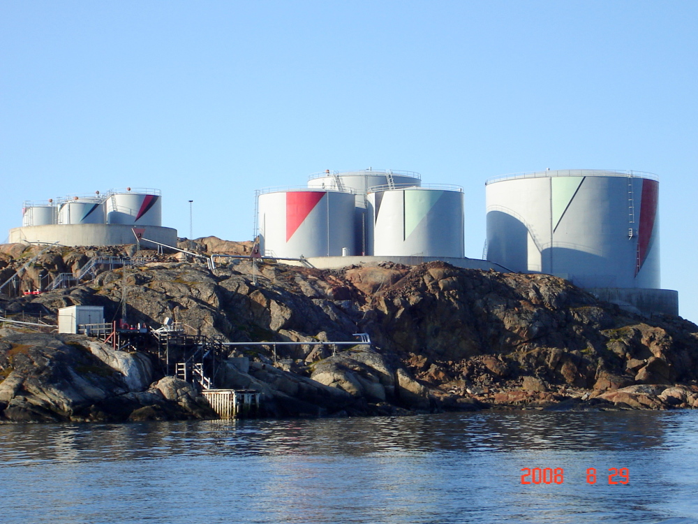 Oeltanks vor Sisimiut