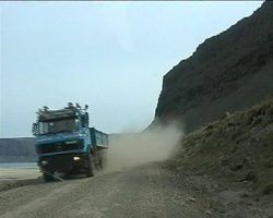 LKW auf Schotterstra&szlig;e